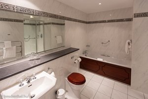 schönes und großes Bad im Norwood Hall Hotel