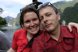 Annette und Lars (noch mit trockenem Hosenboden) auf dem Chiew-Lan-See