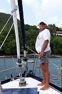 Skipper Bobby schaut, ob auf dem Boot alles okay ist.