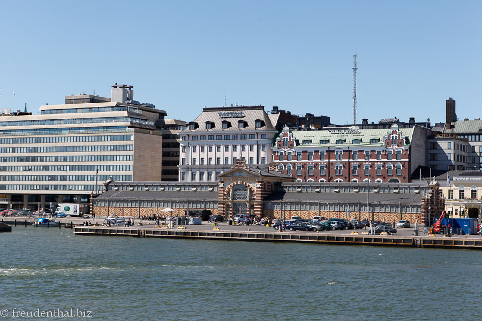 Blick über den Südfafen von Helsinki zur Markthalle, der Vanha Kauppahalli