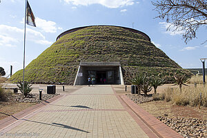 Erdhügel des Visitor Center von Morapeng in Südafrika