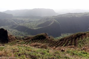 Blick vom Grat über Terrassenfelder ins Tal Sao Miguel