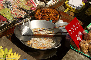 Wok auf einem Boot beim Floating Market.