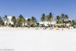der Strand mit weißem Sand beim Hilton Salalah im Oman