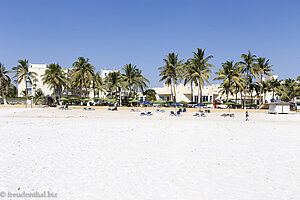 der Strand mit weißem Sand beim Hilton Salalah im Oman