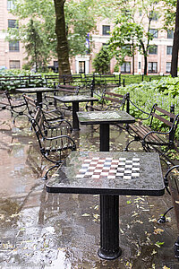 verwaiste Spieltische im verregneten Washington Square Park