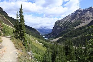 Blick zurück zum Lake Louise und Mount Fairview