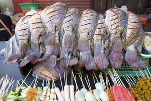 Grillspieße und frischer Fisch in Chinatown von Yangon