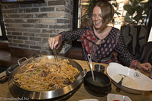 Anne beim leckeren Bulgogi in Seoul