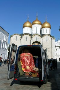 Einpacken nach dem Gottesdienst, im Hintergrund Mariä-Himmelfahrts-Kathedrale