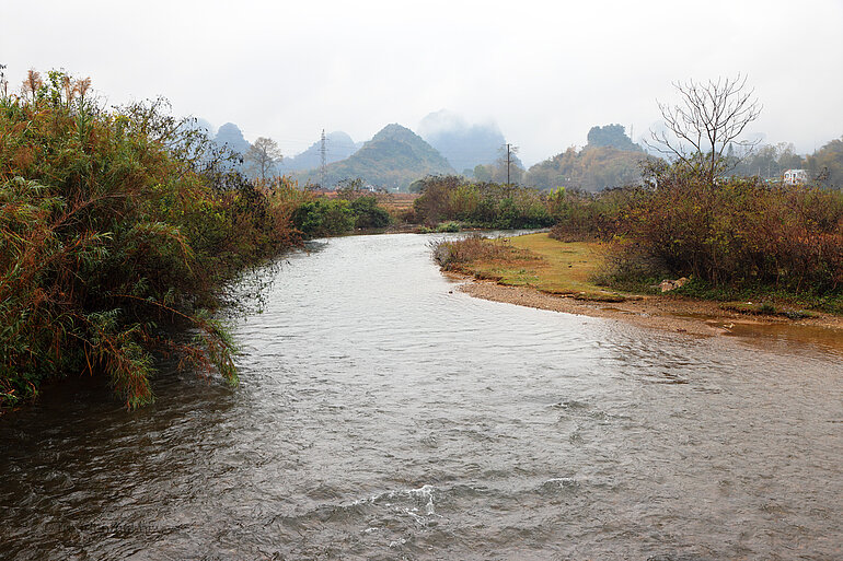 Kalkhügel am Quây‑Sơn‑Fluss in Nordvietnam
