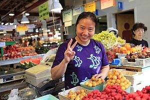 Obstverkäuferin im Granville Island Public Market - Vancouver