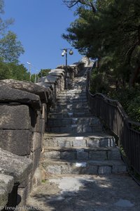 Treppenaufstieg beim Bukak Trail in Seoul