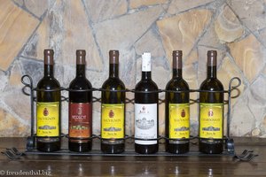 Weinauswahl für die Verkostung im Weinkeller von Milestii Mici in Moldawien