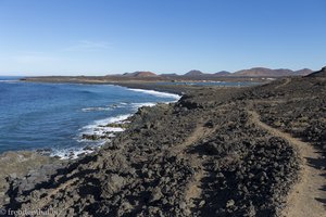 Wanderweg entlang der schroffen Lavaküste von Lanzarote