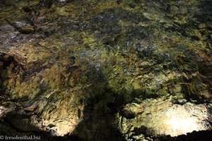Farbige Decke im unteren und zugleich hinteren Teil der großen Lavahöhle