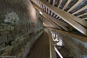 Im Wehrgang der Kirchenburg von Harman