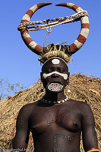 Mursi mit Geweih und Tellerlippen