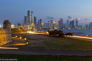 Nachtaufnahme von der Mauer in Cartagena aus.