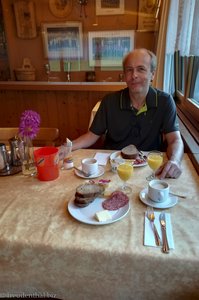 Lars beim Frühstück im Hotel Tourist - Schattenhalb
