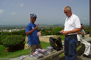 CD-Laden beim Heldendenkmal von Santiago de los Cabelleros