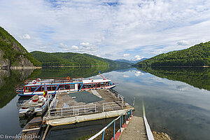 Bootsanleger des Hotel Posada Vidraru am Stausee