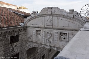 Ein naher Blick auf die Seufzerbrücke aus dem Fenster des Dogenpalastes.