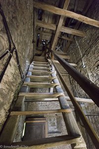 Treppe hinauf auf den Torturm der Gräfenburg Kelling in Calnic