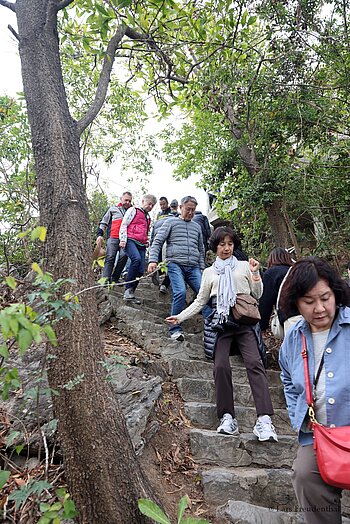 Besucher auf der steilen Treppe auf Ti Top Island, Halong