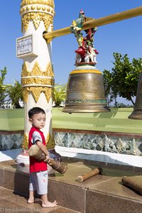 kleiner Junge an der Glocke in der Werawsana Jade Pagode