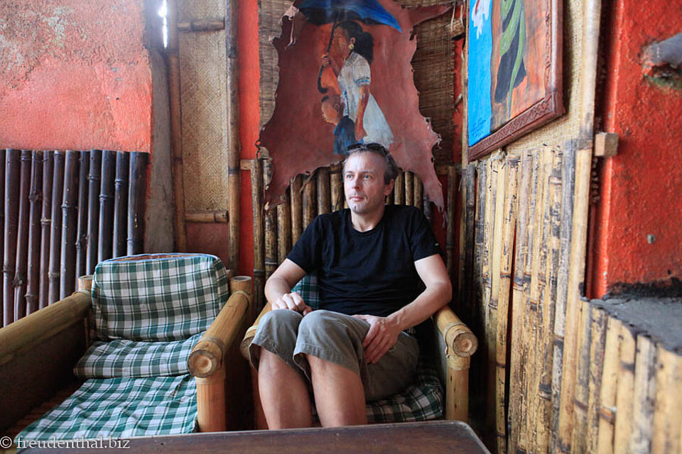 Lars wartet aufs Essen in einem Restaurant in Axum, Äthiopien