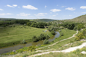 Aussicht von den Einsiedlerhöhlen auf Trebujeni in Moldawien.