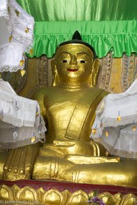 Goldene Buddha-Figur im Lemyethna Tempel von Bagan