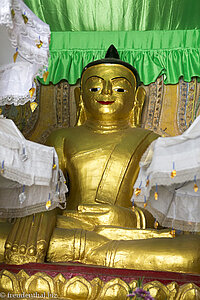 Goldene Buddha-Figur im Lemyethna Tempel von Bagan