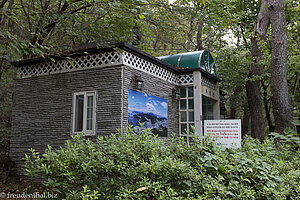 Toilettenhaus mitten im Wald beim Mireuksan