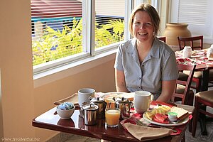 Das Frühstück gibt nicht viel her, Annette kann trotzdem lachen.