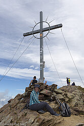 Anne beim Gipfelkreuz des Hirzer