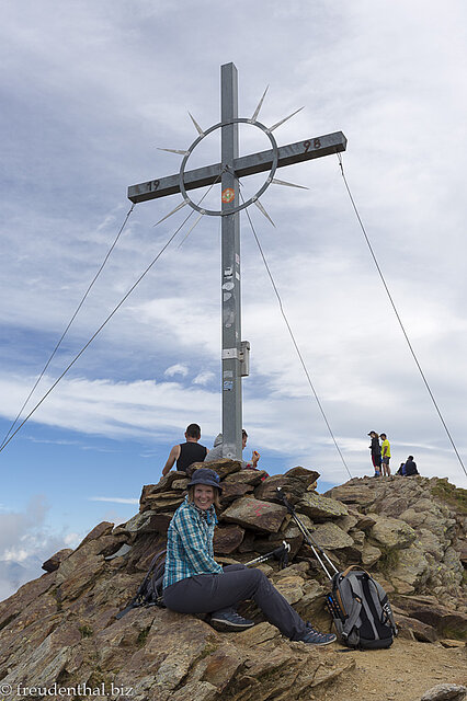 Anne beim Gipfelkreuz des Hirzer