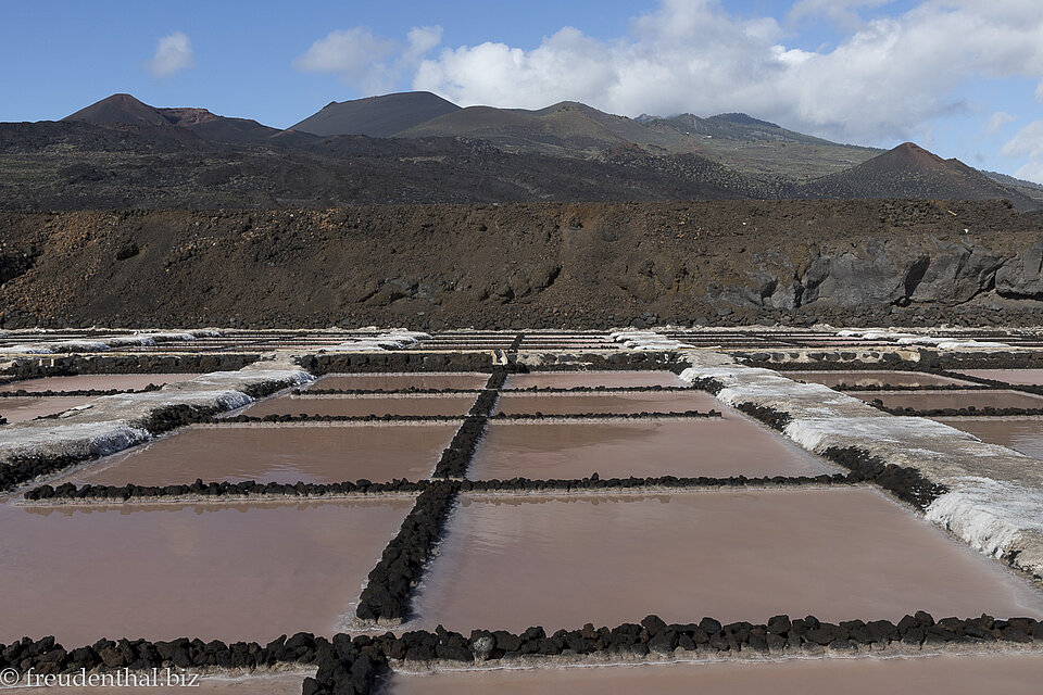 Die Salinen auf La Palma mit dem schwarzen Gebirge im Hintergrund