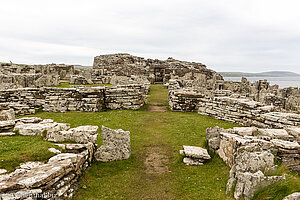 Alte Mauern beim Broch of Gurness auf Orkney