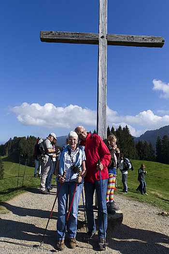 Geschafft! - Die Eltern beim Gipfelkreuz des Hündlekopfs