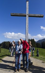 Geschafft! - Die Eltern beim Gipfelkreuz des Hündlekopfs