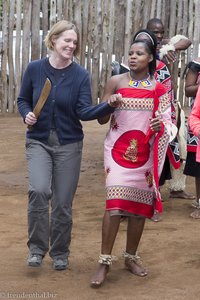 Anne und Tänzerin im Cultural Village von Swasiland