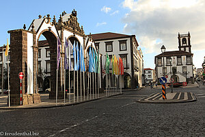 Portas da Cidades und Kirche San Miguel