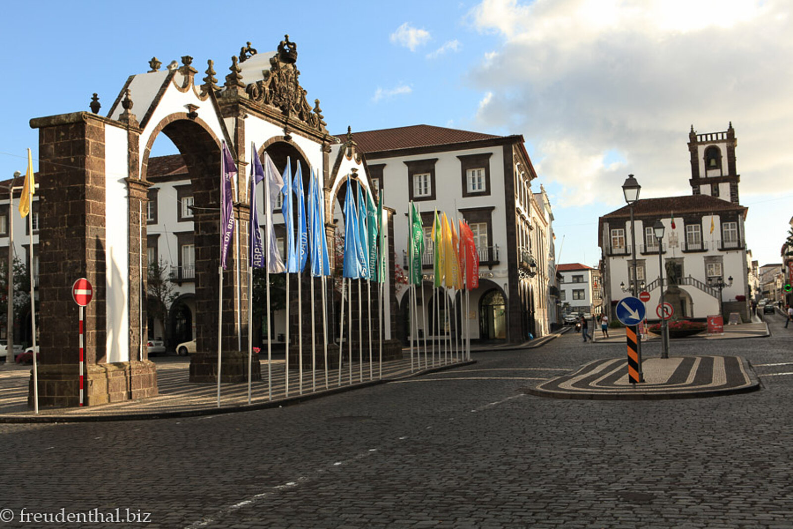 Portas da Cidades und Kirche San Miguel in Ponta Delgada auf der Azoreninsel São Miguel