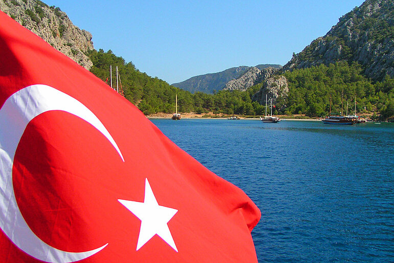 Türkische Flagge in der Bucht von Ceneviz