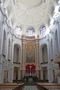 Blick durch das Hauptschiff zum Altar