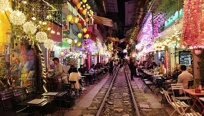 Lokale entlang der Trasse in der Hanoi Train Street