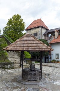 Der Brunnen im Burghof der Blejski grad