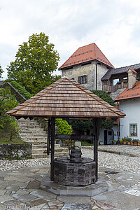 Der Brunnen im Burghof der Blejski grad